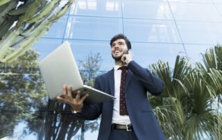 Pantau Bisnis dari Mana Saja Lewat HP Bersama Accurate Online